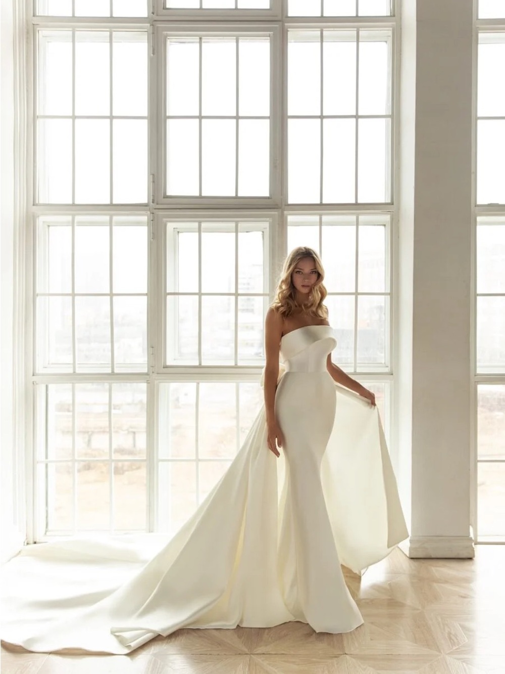 EVA LENDEL Elegant Strapless Ivory Wedding Gown with Dramatic Train SIZE 8/10